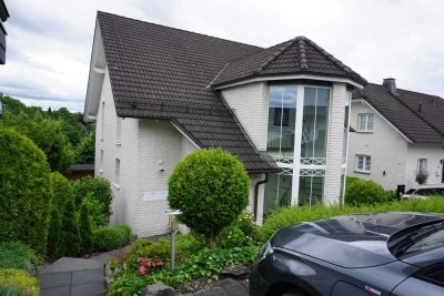 Moderne Wohnung inklusive Einbauküche.