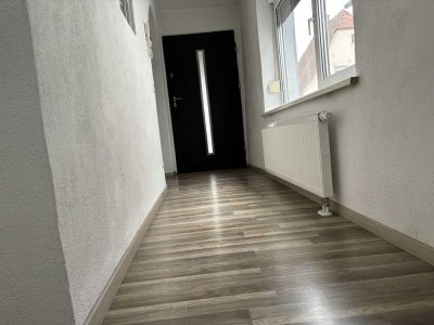 Attraktive und vollständig renovierte 2 Raum-Maisonette-Wohnung in Offenbach an der Queich