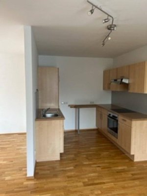 Lichtdurchflutete, sehr zentral gelegene 3 Zimmerwohnung- davon zwei Schlafzimmer, 1 Wohn-/ Essbereich mit Küchennische, Keller, Lift, mit Schlossbergblick, barrierefrei, nähe Südtirolerplatz