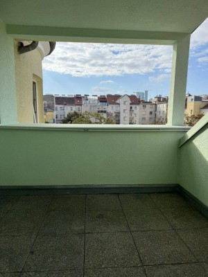 Unbefristete Dachgeschoßwohnung (mit Klimaanlage) mit Hofruhelage und Terrasse in der Flurschützstraße