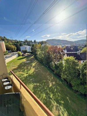 Gepflegte Wohnung mit Einbauküche und teilmöbliert, vier Zimmern sowie Balkon in Gernsbach