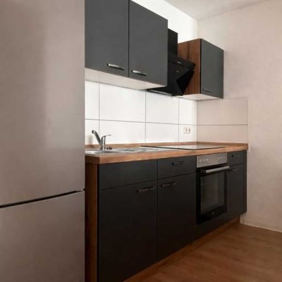 Bezugsfreie attraktive 2-Zimmer-Wohnung mit großem Balkon und Einbauküche von privat