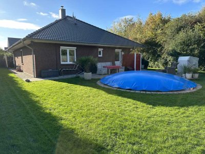 Bungalow mit zwei Terrassen und Außenpool im Grünen