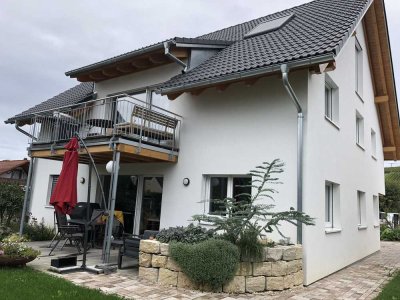 Schöne 5-Zimmer-Maisonette-Wohnung in Niedrigenergiebauweise (Bj. 2023) mit EBK & Balkon in Ebringen
