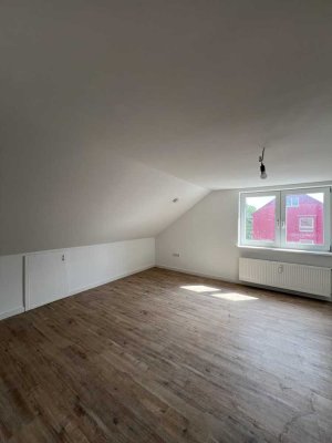 Chill-Oase im Dachgeschoss - lichtdurchflutete 2 Zimmer mit moderner EBK