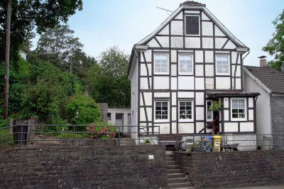Charmantes Fachwerkhaus mit Potenzial - optionales Gartengrundstück mit eigenem Wupper-Zugang