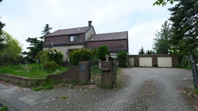 Grosszügiges Einfamilienhaus mit Einliegerwohnung und 2 Garagen.