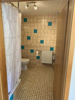 2-Zimmer Einliegerwohnung für Einzelperson in verkehrsberuhigten Lage