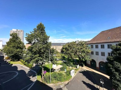 Gemütliche 3 Zimmer Wohnung mit EBK, großer Loggia, Aufzug & Tiefgaragen-Stellplatz