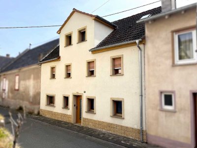 „Charmantes, älteres Einfamilienhaus mit Zugang über zwei Straßen“