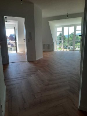 Stylisch wohnen – frisch sanierte 2-Zimmer-DG-Wohnung mit neuer EBK & Ausblick