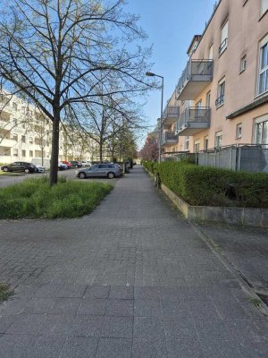 Helle 2 Zimmer-Wohnung mit Tiefgaragenstellplatz, Balkon, Kellerabteil und Einbauküche