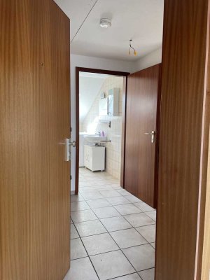 Schöne und vollständig renovierte 2,5-Raum-DG-Wohnung in Mönchengladbach