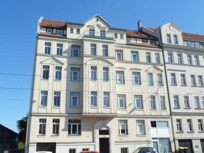 Ab August 2026: Hübsche 2-Zimmer-Dachwohnung mit halboffener Küche, Mini-Dachterrasse und Dusche