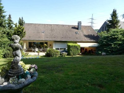Herrschaftliches Einfamilienhaus mit Einliegerwohnung und Doppelgarage im Haus in HA-Elsey