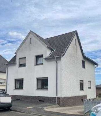 Wachtberg - Adendorf, freistehendes Einfamilienwohnhaus mit Doppelgarage und kleinem Innenhof