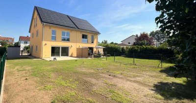 Ruhe mit Blick über Felder: Exklusives wohngesundes Plusenergie-Doppelhaus, S-Bahn fußläufig