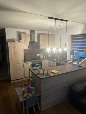 Neuwertige Wohnung mit Einbauküche und Balkon: schöne 3-Zimmer-Maisonette-Wohnung in Aying