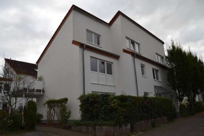 ** Außergewöhnlich helle und moderne 3 Zimmer Maisonette Wohnung mit Balkon und TG-Stellplatz**