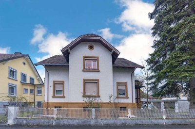 Gepflegte Dachgeschosswohnung mit ELW, Dachterrasse und 3 Garagen