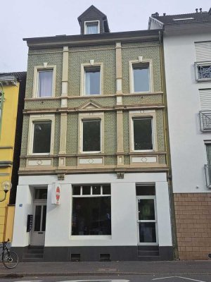 frisch sanierte, exklusive 2-Zimmer-Wohnung mit Einbauküche und geh. Innenausstattung