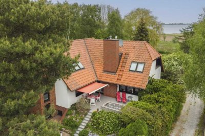Exklusive freistehende Villa mit weiterer Baumöglichkeit direkt am Wasser nahe Greifswald