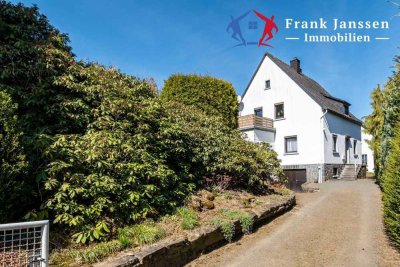Neuer Preis! Freistehendes Einfamilienhaus in Daun - zentrale Lage - toller Garten - Garage