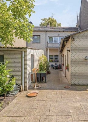 Charmantes Ein- oder Zweifamilienhaus mit 6 Zimmern und 2 Garagen in Düsseldorf-Urdenbach
