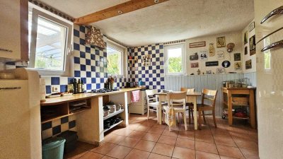Charmantes Einfamilienhaus mit großem Garten, Dachterrasse und Garage im mediterranen Landhausstil