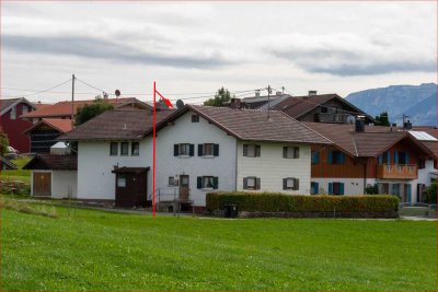 Zwischen Kuhweiden und Bergblick – DHH Sanierungsobjekt mit Neubauoption im Allgäuer Idyll