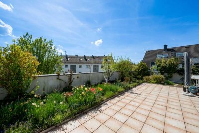 Private Oase über den Dächern Praunheims: Penthouse-Maisonette, traumhafter Dachgarten, Nidda-Auen