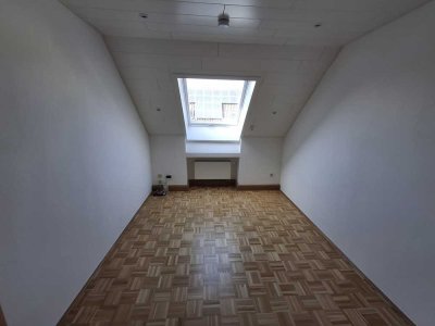 Vermiete nur an Studentin ab sofort 1 unmöbliertes Zimmer in 4er WG in Regensburg - Oberisling