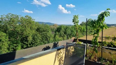 Liebevoll modernisiertes Wohnhaus 
mit großzügiger Architektur und Panoramablick