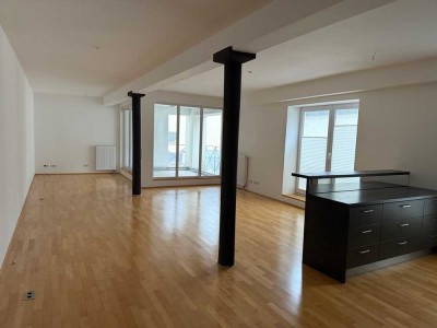 Loftartige 2-ZKB-Wohnung mit Loggia und EBK in Altstadtlage (zeitlich befristet)