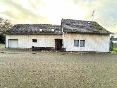 Sanierungsbedürftiges Haus mit großem Garten und Garage in idyllischer Feldrandlage