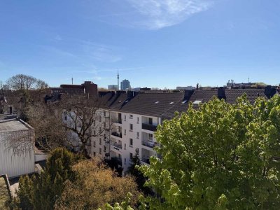 Kreuzviertel: Lichtdurchflutete und komplett neu ausgebaute Maisonette-Wohnung mit 2 Balkonen!