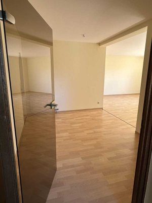 4 Zimmer Wohnung mit Garage und Balkon in Bad Salzschlirf zum selbst renovieren