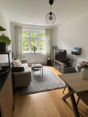 Schöne und möblierte 2,5 Zimmer-Wohnung mit großem Balkon zur Zwischenmiete (15.08.-15.11.)