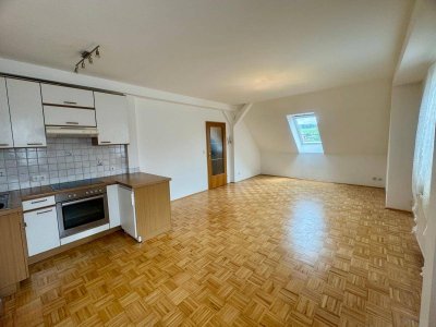 SEHR GEPFLEGTE, ZENTRUMSNAHE 2 RAUMWOHNUNG MIT GARTENNUTZUNG UND PARKPLATZ!