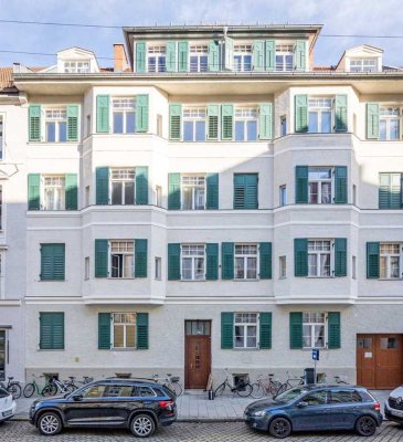 Hochwertig sanierte Altbauwohnung mit Designer-Einbauküche, Schreinereinbauten, Balkon & Stellplatz