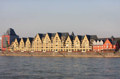 Exklusive 4-Zimmer-Wohnung im Rheinauhafen inklusive SP und EBK, Top-Zustand, sofort verfügbar