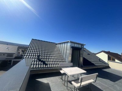 Erstbezug nach Sanierung: 2,5-Zimmer WHG mit riesiger Dachterrasse