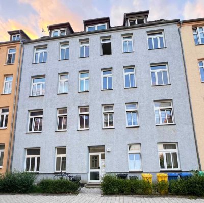 3-Raumwohnung mit Dielenboden, Tageslichtbad mit Wanne und Einbauküche...!!!