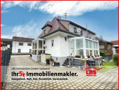 Sanierte Doppelhaushälfte mit Wintergarten, Doppelgarage, Nebengebäude und Garten