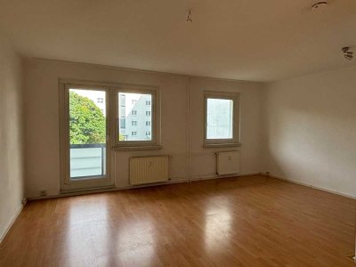 Familien-Wohnung mit Balkon, Wannenbad und offener Küche!