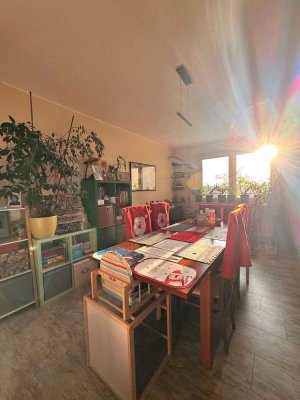 Wohnkomfort im 5. Obergeschoss mit Aufzug - Helle 4 Zimmer Wohnung mit Wintergarten und Balkon