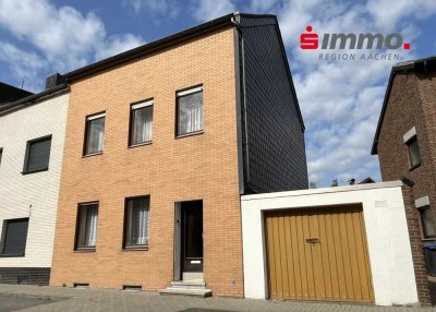 Ansprechendes Zweifamilienhaus mit Garage und Garten in Elchenrath