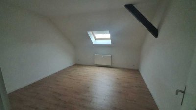 *Renovierte 2-Zimmer-Dachgeschosswohnung*
