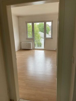 Renovierte  helle 2-Zimmer-Wohnung mit kleinem Balkon,  Westwall