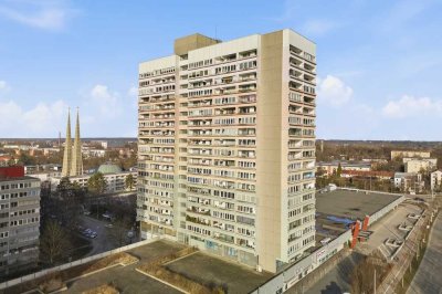 Wohnen mit Blick über die Stadt: Komplett renovierte 2-ZKB-Whg. im Schwabencenter